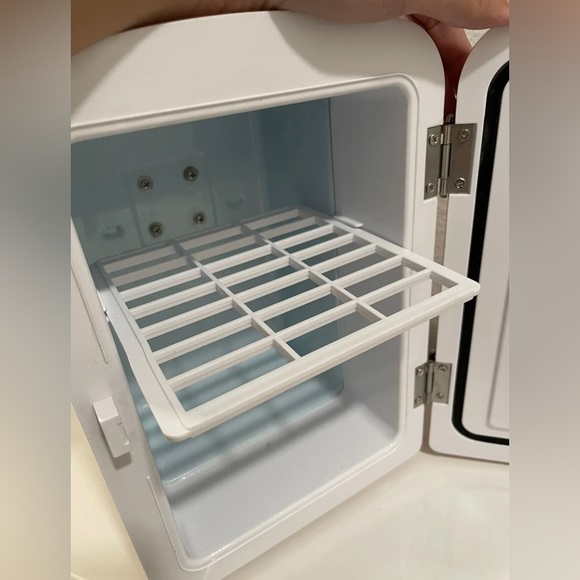 PINK FRIGIDAIRE RETRO MINI FRIDGE + PLUG - Picture 7 of 11